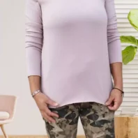 Pull fin col en V manches longues, matière douce et légère, vue de face, coloris : rose poudrée