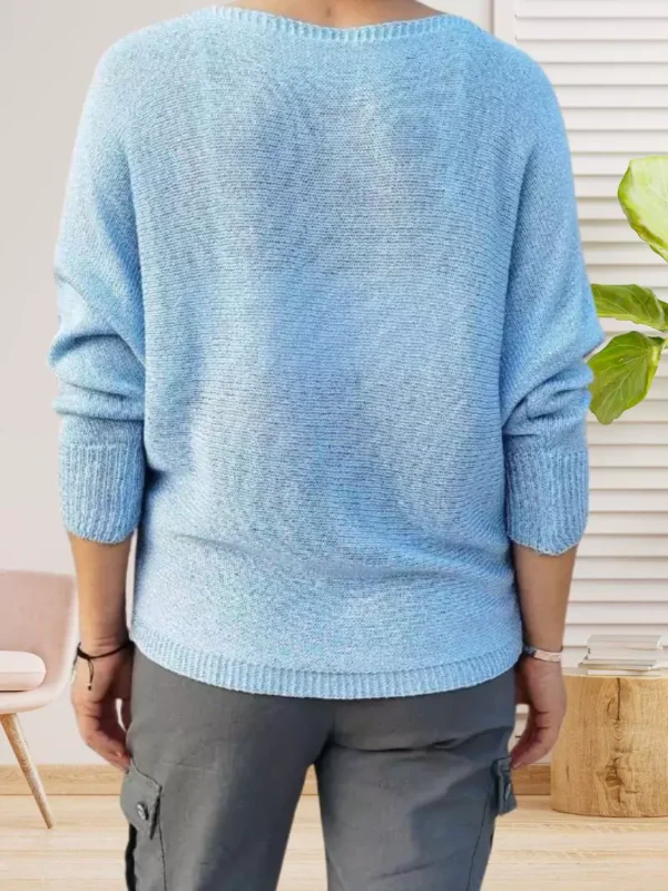 pull-fin-col-tunisien-bleu-clair-ds Pull fin col tunisien, manches chauve-souris resserrées, maille semi-transparente, vue de dos, coloris : bleu clair