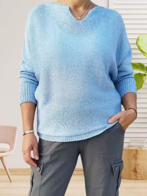 Pull fin col tunisien, manches chauve-souris resserrées, maille semi-transparente, vue de face, coloris : bleu clair