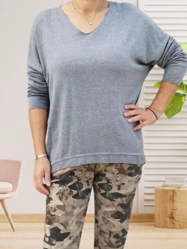 pull-fin-oversize-gris-dv Pull fin oversize col en V, manches 3/4, base asymétrique, vue de face, coloris : gris