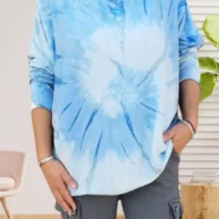 Pull fin Tie and Dye, col rond, manches 3/4, coupe asymétrique, matière douce, vue de face, coloris : bleu