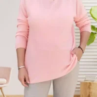 Pull long col en V, effet couture sur les manches, matière douce, vue de face, coloris : rose