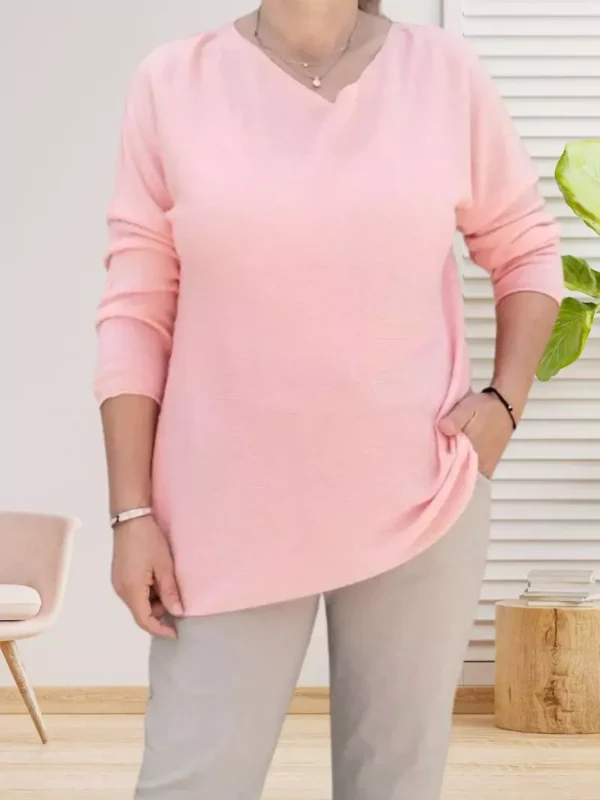 pull-long-col-en-v-rose Pull long col en V, effet couture sur les manches, matière douce, vue de face, coloris : rose