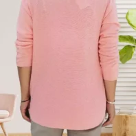 Pull long col en V, effet couture sur les manches, matière douce, vue de dos, coloris : rose