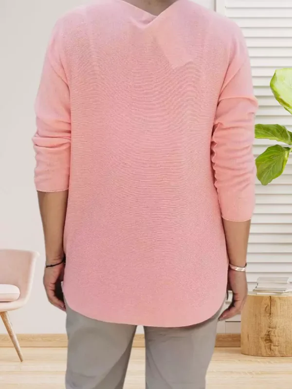 pull-long-col-en-v-rose-ds Pull long col en V, effet couture sur les manches, matière douce, vue de dos, coloris : rose