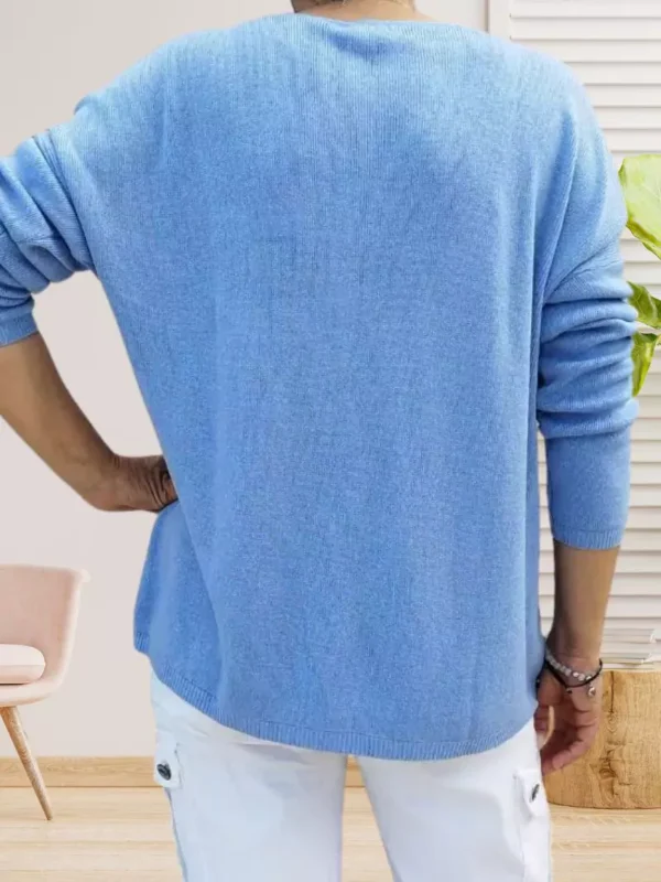 pull-motif-etoile-boheme-bleu-ds Pull motif étoile Bohème, col en V, inscription bohème et étoile contrastante, vue de dos, coloris : bleu clair
