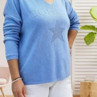 Pull motif étoile Bohème, col en V, inscription bohème et étoile contrastante, vue de face, coloris : bleu clair