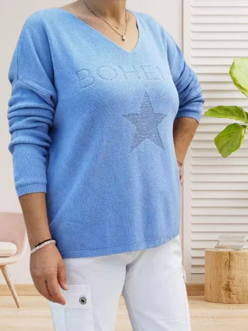 Pull motif étoile Bohème, col en V, inscription bohème et étoile contrastante, vue de face, coloris : bleu clair