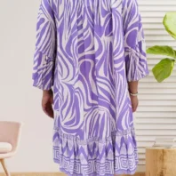 Robe à volant pompon parme, col à épaule dénudée ou échancrure arrondie, décolleté en dentelle, manches 3/4 volantées. Taille unique (36-42/44), 100% viscose vue dos