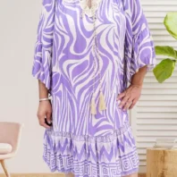 Robe à volant pompon parme, col à épaule dénudée ou échancrure arrondie, décolleté en dentelle, manches 3/4 volantées. Taille unique (36-42/44), 100% viscose vue devant