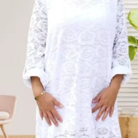 Robe dentelle motif fleurs, blanc, col rond, manches 3/4 ajustables et transparentes, corps doublé, taille unique (36-42) vue devant