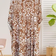 Robe évasée motif géométrique marron, col mao, patte de boutonnage, volants aux manches et à la base, coupe fluide en 100% viscose, vue do