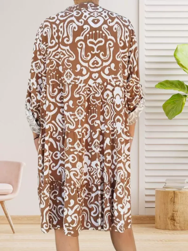 robe-evasee-motif-geometrique-marron-ds Robe évasée motif géométrique marron, col mao, patte de boutonnage, volants aux manches et à la base, coupe fluide en 100% viscose, vue do