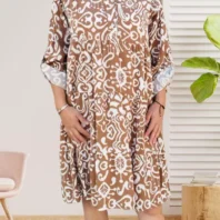 Robe évasée motif géométrique marron, col mao, patte de boutonnage, volants aux manches et à la base, coupe fluide en 100% viscose, vue devant