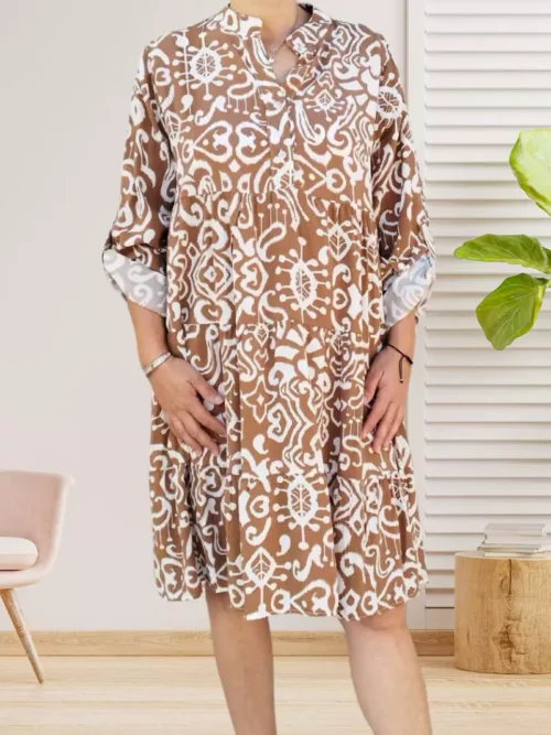 Robe évasée motif géométrique marron, col mao, patte de boutonnage, volants aux manches et à la base, coupe fluide en 100% viscose, vue devant