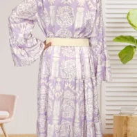 Robe extra large et longue parme pour femme vue de dos avec ceinture