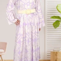 Robe extra large et longue parme pour femme vue de face avec ceinture