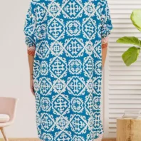Robe géométrique turquoise femme col V, fluide et ample, manches 3/4. Coupe asymétrique tendance, look chic et moderne, adaptée aux tailles 40 à 46 vue dos