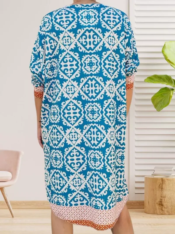 robe-geometrique-turquoise-ds Robe géométrique turquoise femme col V, fluide et ample, manches 3/4. Coupe asymétrique tendance, look chic et moderne, adaptée aux tailles 40 à 46 vue dos