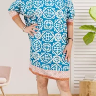 Robe géométrique turquoise femme col V, fluide et ample, manches 3/4. Coupe asymétrique tendance, look chic et moderne, adaptée aux tailles 40 à 46 vue devant