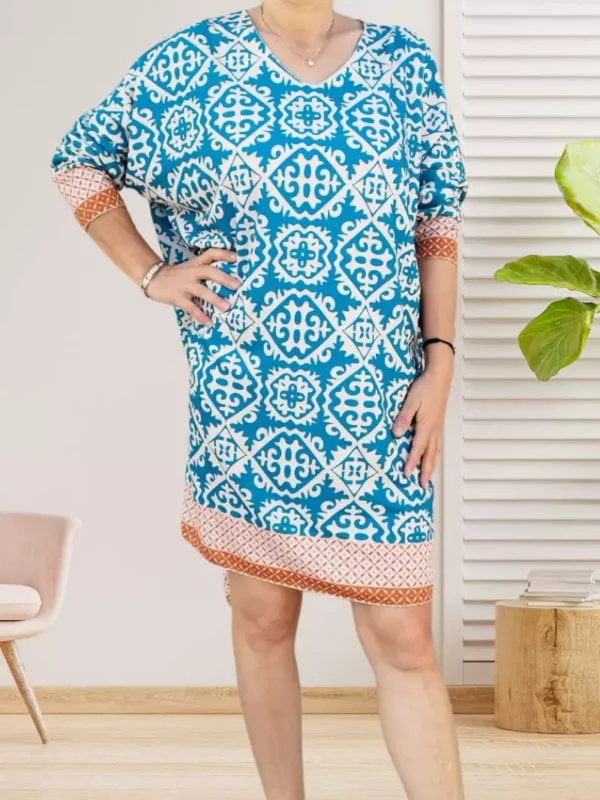 robe-geometrique-turquoise-dv Robe géométrique turquoise femme col V, fluide et ample, manches 3/4. Coupe asymétrique tendance, look chic et moderne, adaptée aux tailles 40 à 46 vue devant