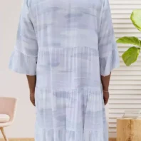 Robe large évasée à motifs, blanc, col mao, patte de boutonnage, volants aux manches et à la base, coupe fluide et élégante. Taille unique 36 au 40/42 vue dos