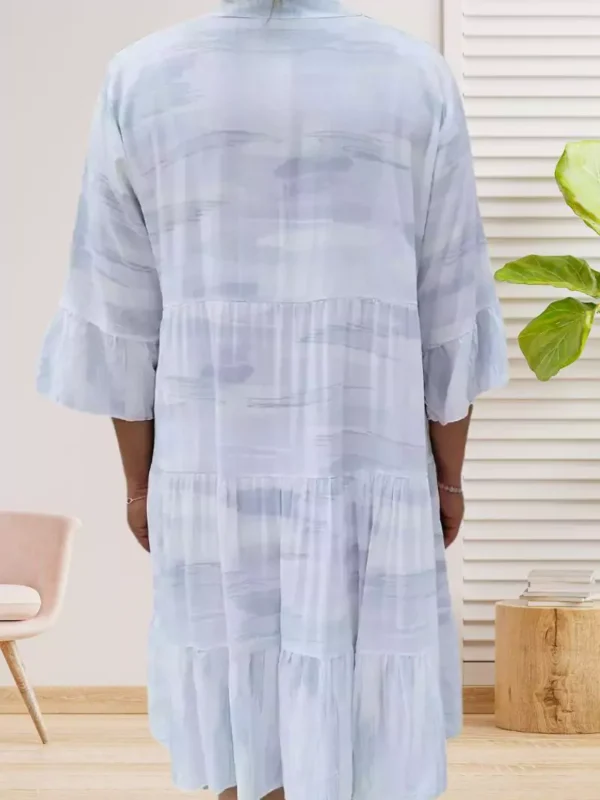 robe-large-evasee-blanc-ds Robe large évasée à motifs, blanc, col mao, patte de boutonnage, volants aux manches et à la base, coupe fluide et élégante. Taille unique 36 au 40/42 vue dos