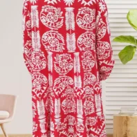 Robe large évasée feuilles rouge, col chemise, manches 3/4 ajustables, patte de boutonnage, coupe fluide et élégante. Taille unique 36 au 42. Vue dos