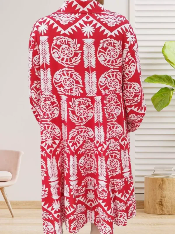 robe-large-evasee-feuilles-rouge-ds Robe large évasée feuilles rouge, col chemise, manches 3/4 ajustables, patte de boutonnage, coupe fluide et élégante. Taille unique 36 au 42. Vue dos