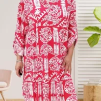 Robe large évasée feuilles rouge, col chemise, manches 3/4 ajustables, patte de boutonnage, coupe fluide et élégante. Taille unique 36 au 42. Vue devant