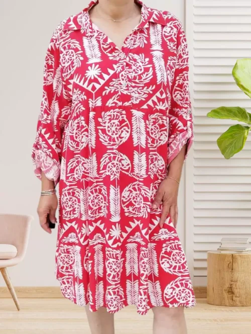 Robe large évasée feuilles rouge, col chemise, manches 3/4 ajustables, patte de boutonnage, coupe fluide et élégante. Taille unique 36 au 42. Vue devant