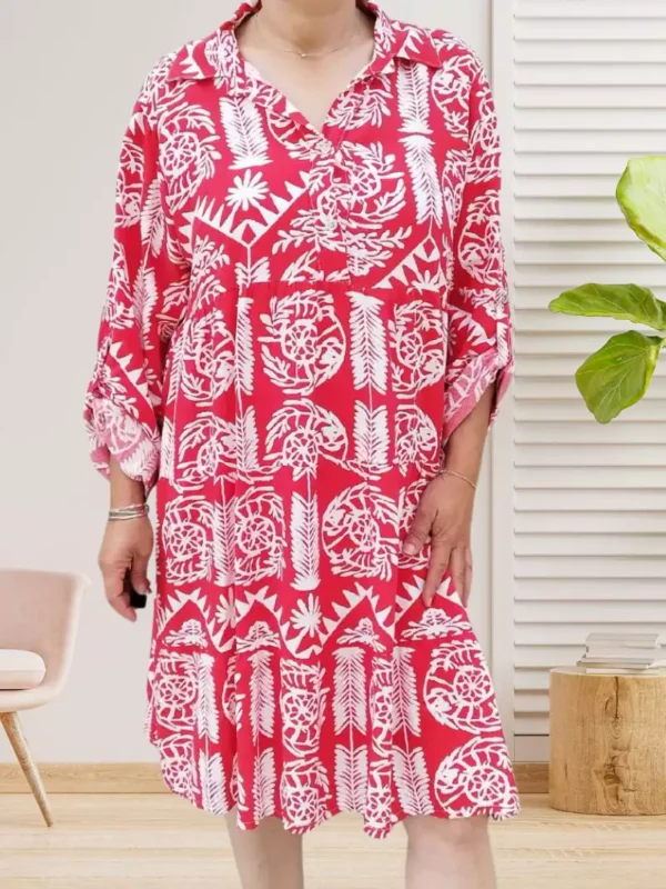 Robe large évasée feuilles rouge, col chemise, manches 3/4 ajustables, patte de boutonnage, coupe fluide et élégante. Taille unique 36 au 42. Vue devant