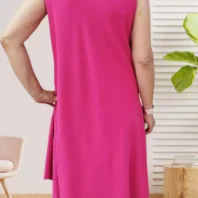 Robe sans manches fluide rose fuchsia avec collier, encolure arrondie, empiècement de biais, coupe évasée en 100% polyester, vue dos
