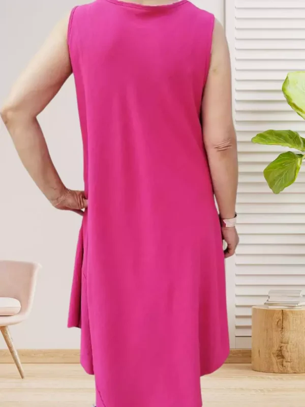 robe-sans-manche-rose-fuchsia-ds Robe sans manches fluide rose fuchsia avec collier, encolure arrondie, empiècement de biais, coupe évasée en 100% polyester, vue dos