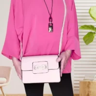 sac à main bandoulière boucle rose clair vue de face