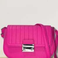 sac à main bandoulière rose fuchsia vue de face