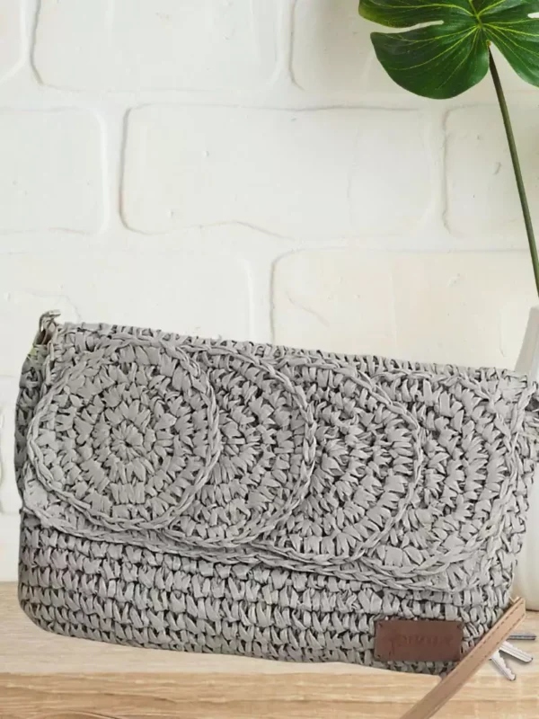Sac tressé à bandoulière rosace gris clair femme vue devant