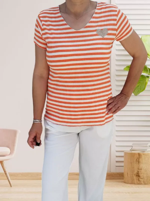 T-shirt Cœur Rayé - col en V - manches courtes - coeur brillant poitrine - liseré argenté discret -vue de face - coloris : orange