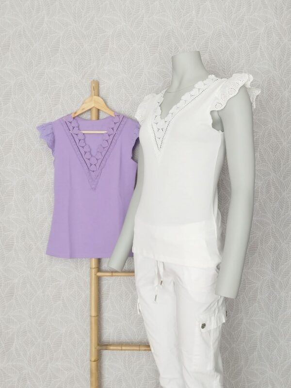 t-shirt-encolure-en-v-mancherons-dentelle-blanc-cote1 T-shirt encolure devant et mancherons en dentelle blanc