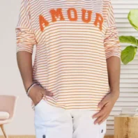 T-shirt rayé Amour, col en V, coupe fluide et inscription bouclette en relief, vue de face, coloris : orange