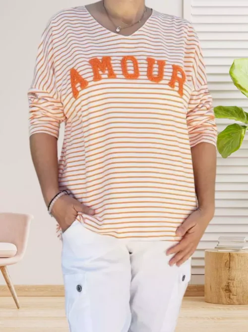 T-shirt rayé Amour, col en V, coupe fluide et inscription bouclette en relief, vue de face, coloris : orange