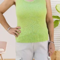 Top Mailles Jersey, fines bretelles, col en V, effet argenté, vue de face, coloris : vert anis