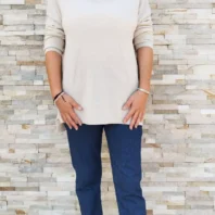 Pull léger étoile, col en V, manches 3/4, étoile contrastante, coupe fluide, vue de face, coloris : beige
