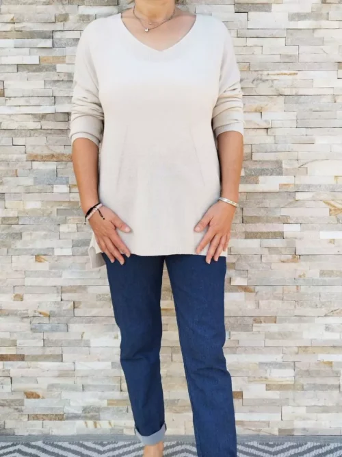 Pull léger étoile, col en V, manches 3/4, étoile contrastante, coupe fluide, vue de face, coloris : beige