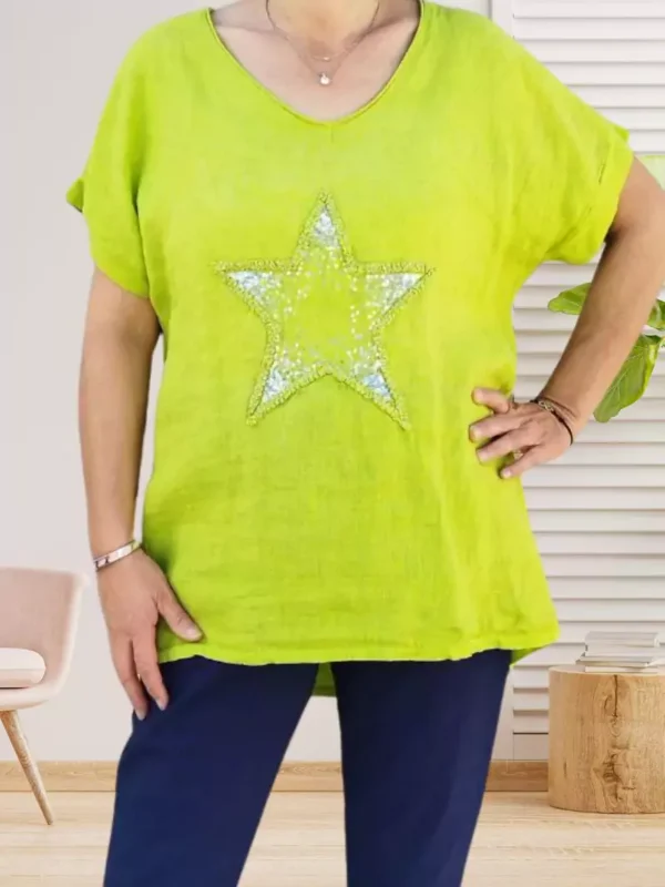 t-shirt-etoile-a-sequins-vert-anis-dv T-shirt étoile à sequins, col en V et coupe fluide, bi-matière lin et coton, vue de face, coloris : vert anis