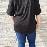 T-shirt ou tunique uni, col légèrement en V et matière fluide, coupe longue et élégante, vue de dos, coloris : noir