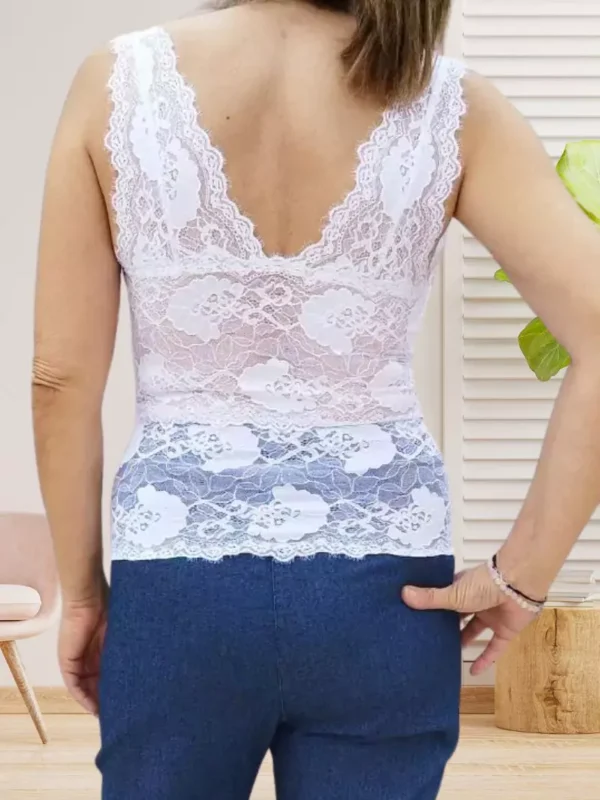 top-en-dentelle-blanc-ds Top en dentelle blanc sans manches, col V avant et dos, coupe ajustée, coques intégrées, dentelle semi-transparente, taille unique 34/36, vue dos
