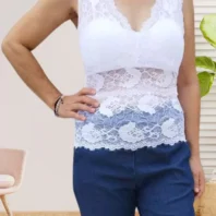 Top en dentelle blanc sans manches, col V avant et dos, coupe ajustée, coques intégrées, dentelle semi-transparente, taille unique 34/36, vue devant