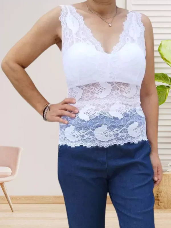 top-en-dentelle-blanc-dv Top en dentelle blanc sans manches, col V avant et dos, coupe ajustée, coques intégrées, dentelle semi-transparente, taille unique 34/36, vue devant