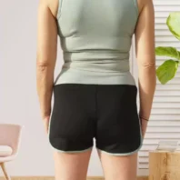 Ensemble de sport respirant avec brassière sans manches et short bicolore fluide avec large élastique à la taille, vert et noir, vue dos